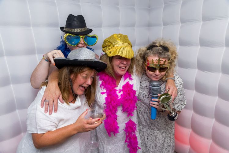 18th birthday, celebration event, home party, relaxed roaming photography, ash bosamia uk based international experienced professional photographer, keephotographics.com, 07850 428579